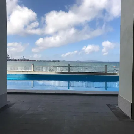 2 Bed Flat - Sleeps 6 - Pets - Pool - Parking