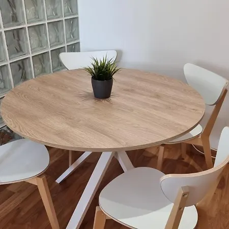 Appartamento 2 Bed Flat - Sleeps 6 - Pets - Pool - Parking *