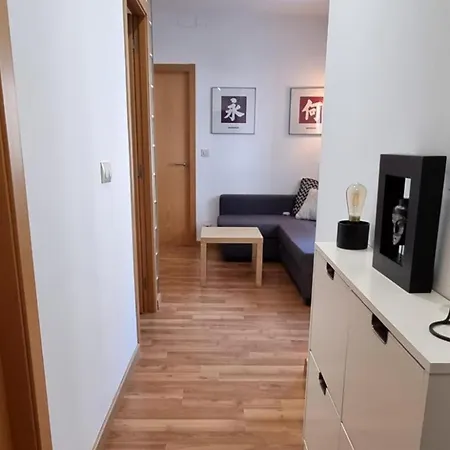 2 Bed Flat - Sleeps 6 - Pets - Pool - Parking *