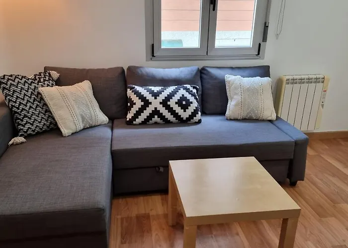 2 Bed Flat - Sleeps 6 - Pets - Pool - Parking